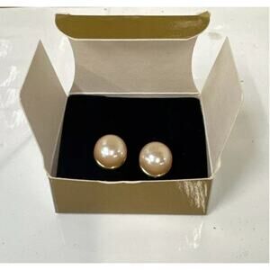 - Avon vintage 2001 Pearlesque earrings